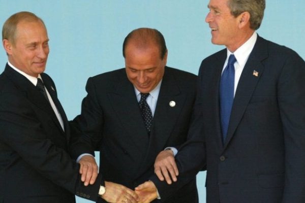 Berlusconi e la stretta di mano fra Putin e Bush